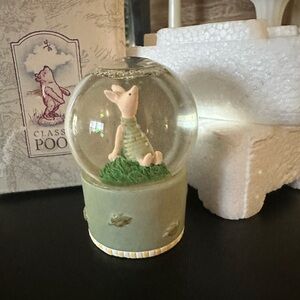 Classic Pooh Vintage Piglet Snow Globe Charpente